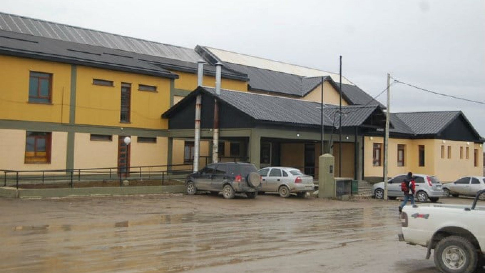 Un alumno corrió a su profesor por el aula con una navaja